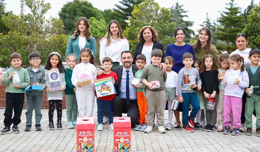 Başkan Vekili Çiçek miniklerle birlikte atık pil topladı