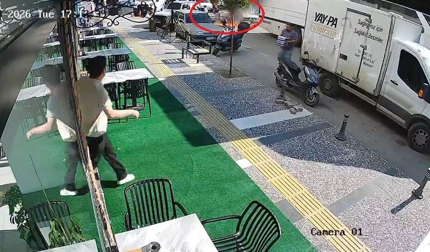 Bir anda patlayıp alev topuna dönen araçtan atlayıp canlarını zor kurtardılar