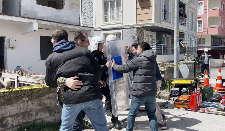 Burdur'da 5.7 büyüklüğündeki deprem tatbikatında gerçeği aratmayan görüntüler