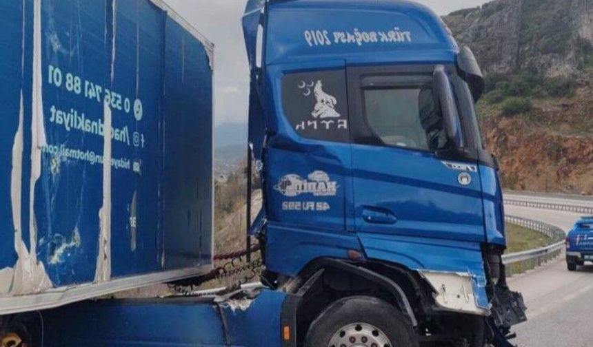 Burdur'da kontrolden çıkan tır demir bariyerlere çarptı