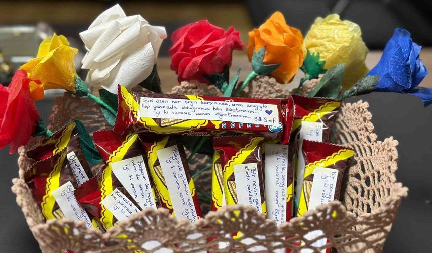 Çikolata ve çiçeklere yazdıkları notlarla öğretmenlerine sürpriz yaptılar