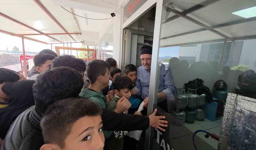 Çocuklara moral vermek isteyen esnaf, depremzede öğrencilere ücretsiz döner dağıttı