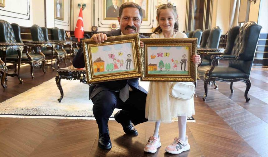 Depremde ailesini ve bacağını kaybeden küçük kızın çizdiği resimdeki protez bacak detayı duygulandırdı