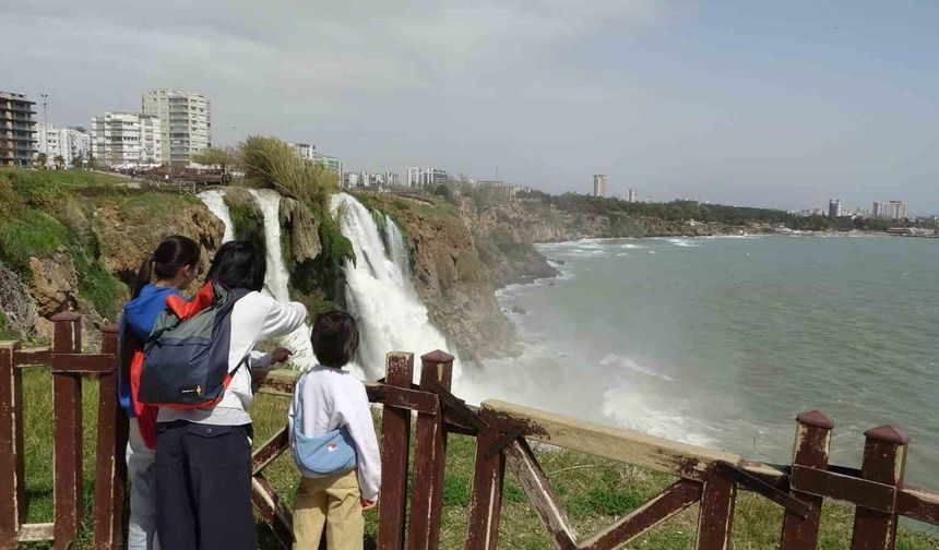 Dünyaca ünlü şelale, yağmur sonrası denizi kahverengiye bürüdü