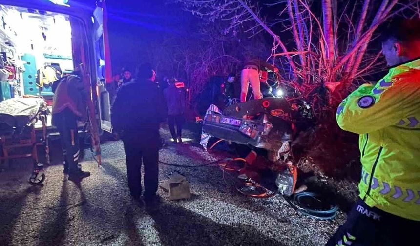 (Düzeltme) Antalya'da trafik kazası: 2 kişi hayatını kaybetti