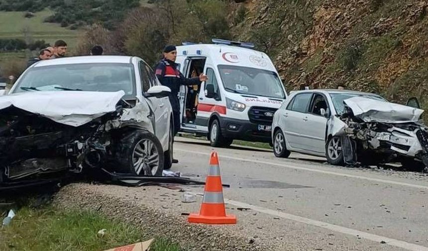 Eğirdir'de zincirleme kazada 3 kişi yaralandı