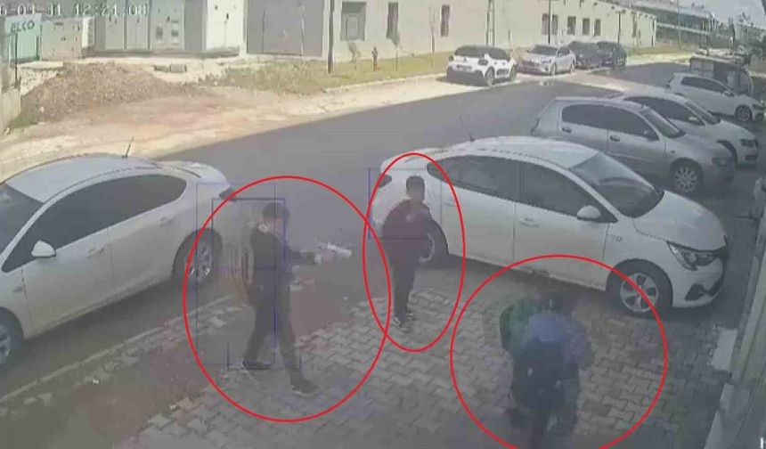 Ellerindeki oyuncak silahla 11 yaşındaki çocuğun önünü kesen 3 akranı para istedi