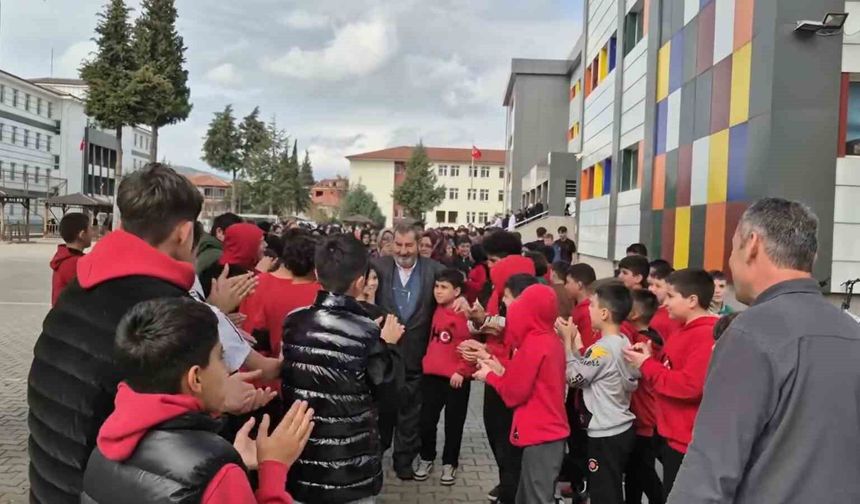 Emekliye ayrılan öğretmene 'Hatıran Yeter' şarkısı ile duygusal veda