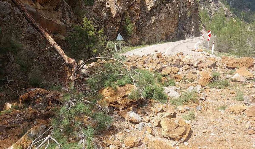 Feke-Saimbeyli kara yolu ulaşıma kapandı