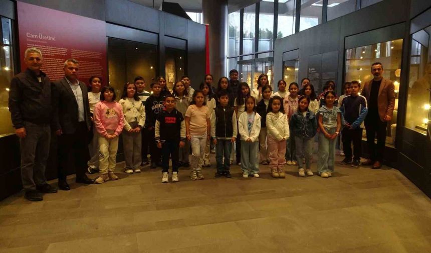 Gazele Gazel Korosu'nun çocuk sanatçıları Antakya'nın tarihi noktalarını gezdi