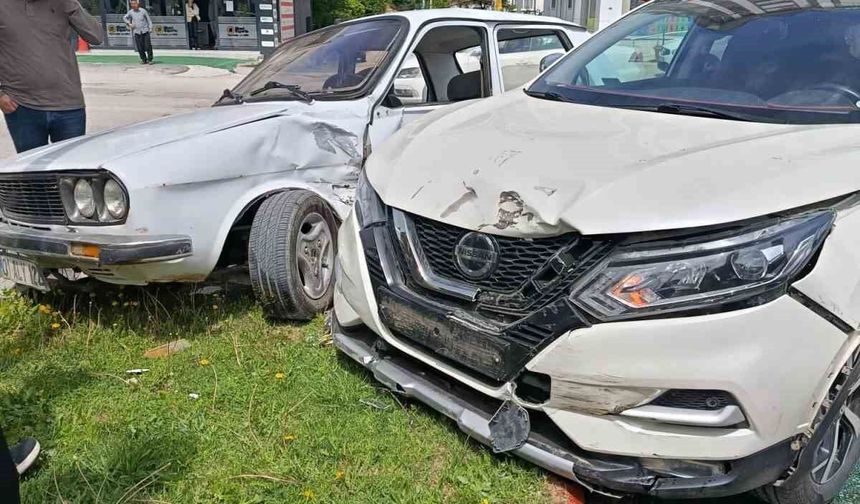 İki otomobilin çarpıştığı kaza anı kamerada