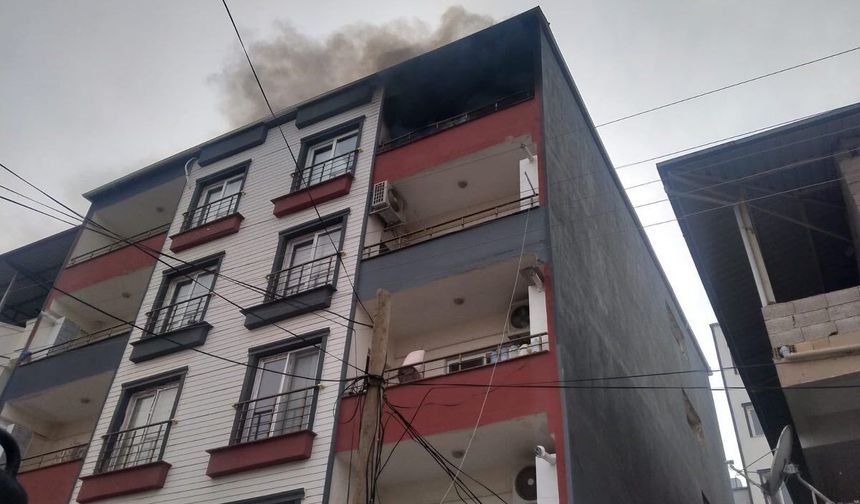 Kırıkhan'da apartman dairesi alevlere teslim oldu