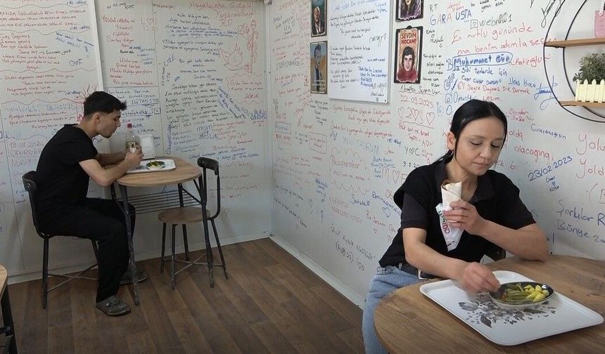 Konteynerdeki çiğ köftecinin duvarları 'duygu duvarı'na dönüştü