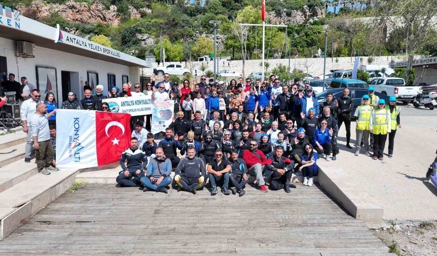 Konyaaltı Sahili'nde deniz dibi ve kıyı temizliği yapıldı