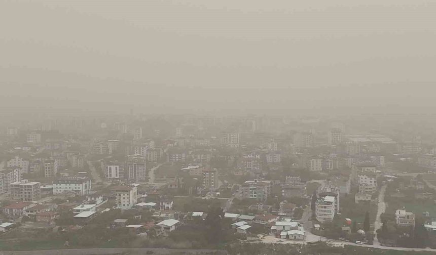 Libya'dan gelen çöl tozu Hatay'ı yuttu