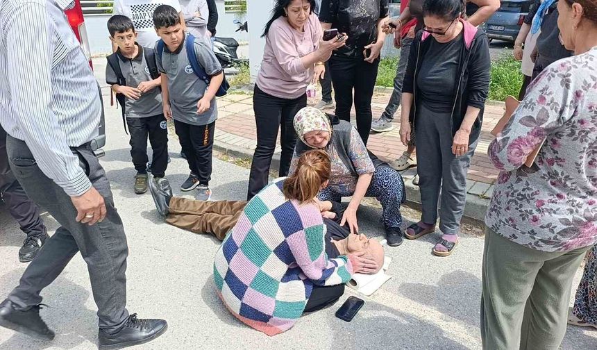 Manevra yapan öğrenci servisi görme engelli yayaya çarptı, eşi gözyaşlarına boğuldu