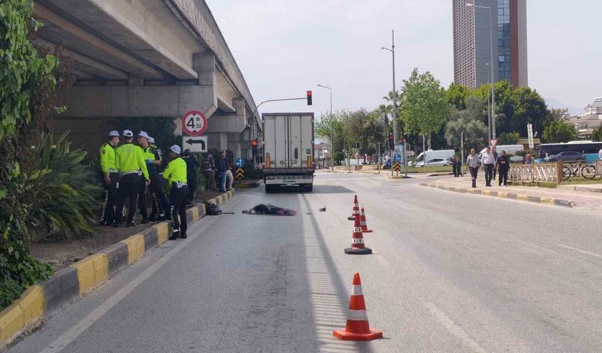 Mendil sattığı ışıkta tırın altında kalan yaşlı katdın öldü, kaza anı güvenlik kamerasında