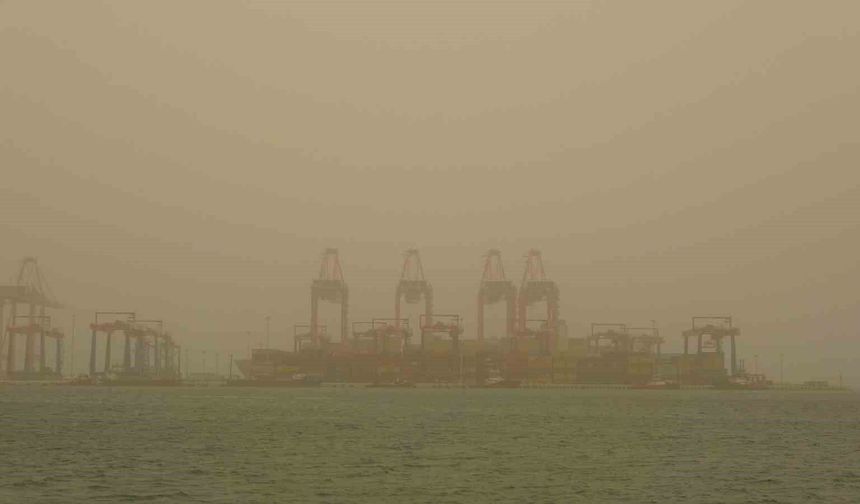 Mersin ve ilçelerinde toz taşınımı etkili oldu