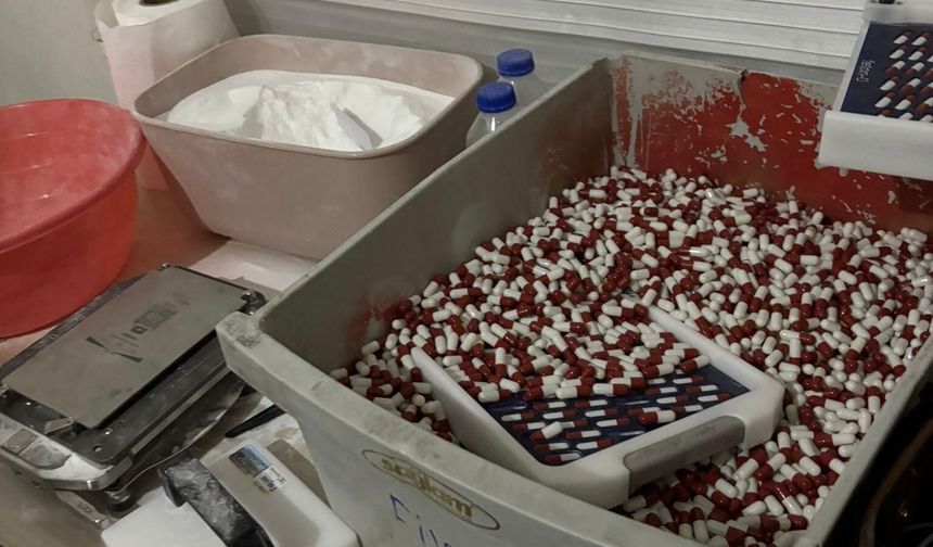 Mersin'de sentetik ecza imalathanesine operasyon: Binlerce hap ele geçirildi, 2 tutuklama