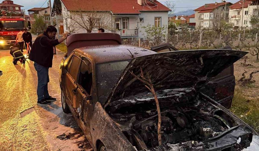 Motor kısmında çıkan yangın otomobili küle çevirdi