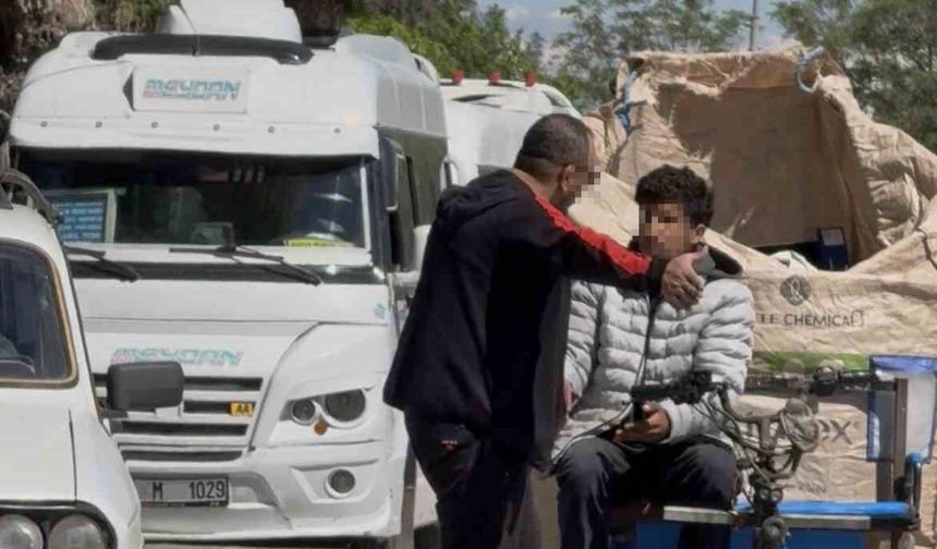 Motosikletlinin yolunu kesip tehditler savurdu