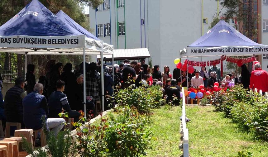 Okul saldırısında hayatını kaybeden çocukların mezarı Türk bayrakları ve balonlarla süslendi