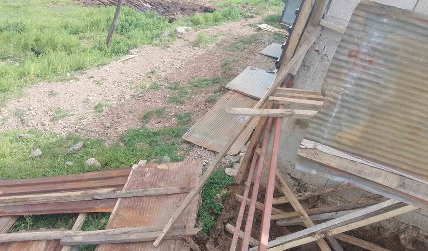 Osmaniye'de fırtına ahırın çatısını uçurdu