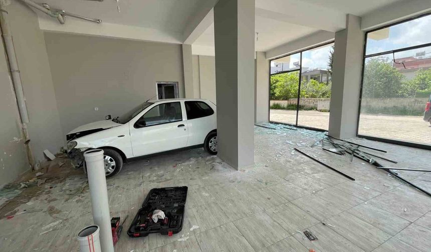 Osmaniye'de kontrolden çıkan otomobil dükkana girdi: 1 yaralı