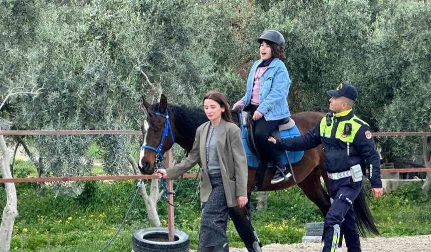 Otizmli çocuklara atla terapi desteği