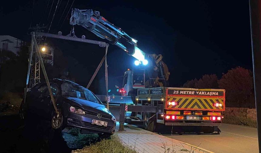 Otomobil 7 metre yükseklikten yuvarlandı, sürücü burnu kanamadan araçtan çıktı