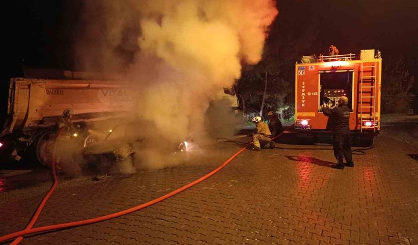 Park halindeki otomobil alevlere teslim oldu