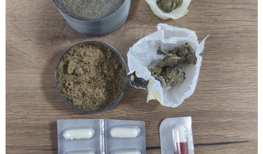 Reyhanlı'da durdurulan araçta uyuşturucu ve kurusıkı tabanca ele geçirildi