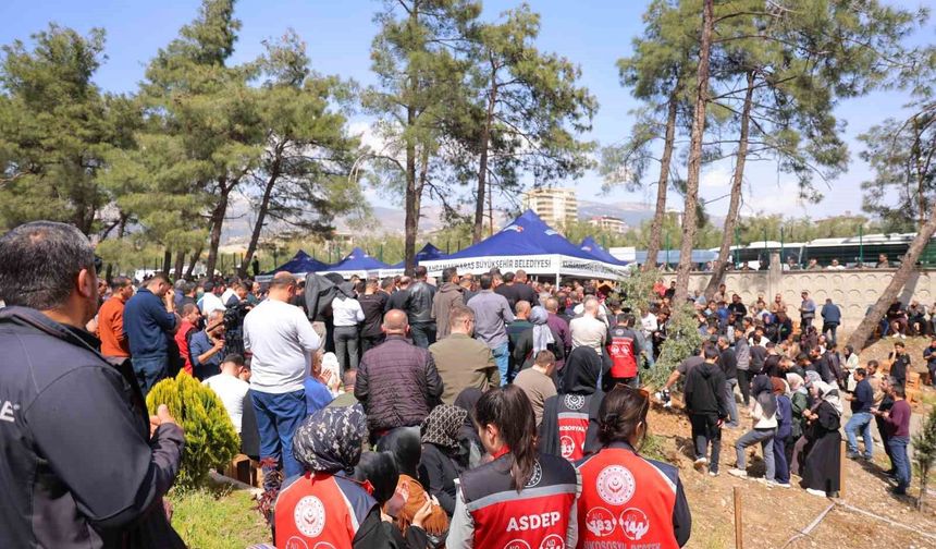 Saldırıda hayatını kaybeden 4 sınıf arkadaşı yan yana toprağa verildi