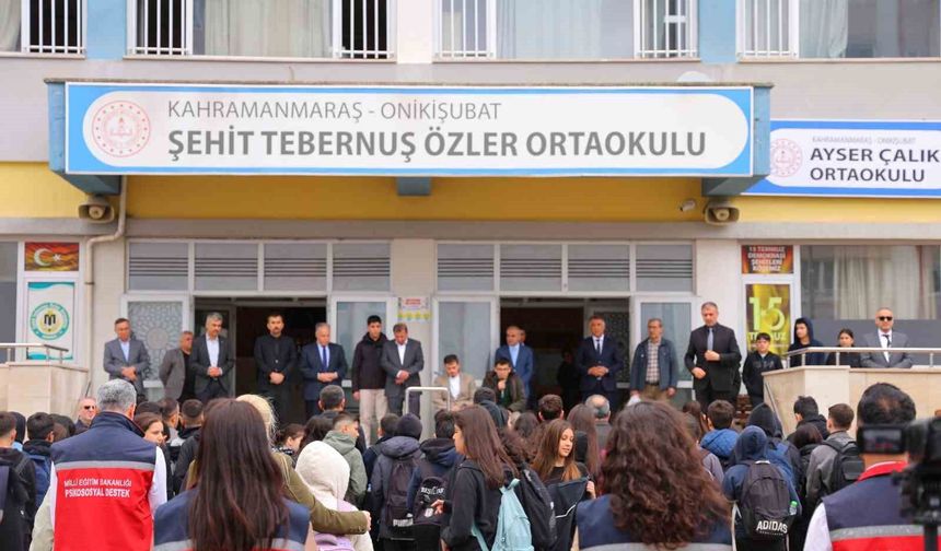 Saldırının gerçekleştiği okulun velileri çocuklarını öperek okula yolladı