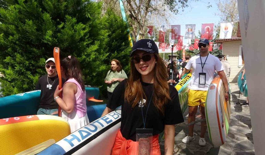 Seyhan Nehri'nde 'Su Korteji' renkli görüntülere sahne oldu