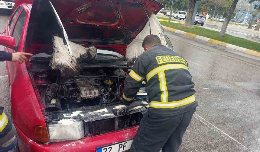 Seyir halindeki otomobil alev aldı