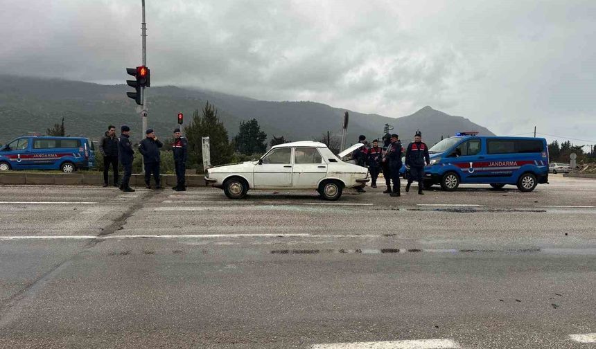Silifke'de iki aracın karıştığı kazada 3 kişi yaralandı