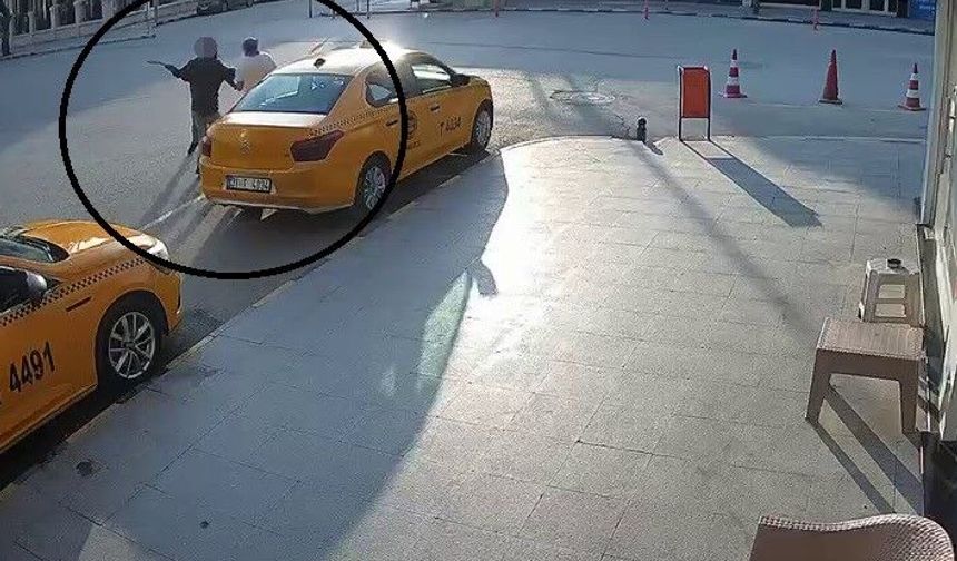 Suç makinesi önüne geleni satırla yaraladı, o anlar kameraya yansıdı