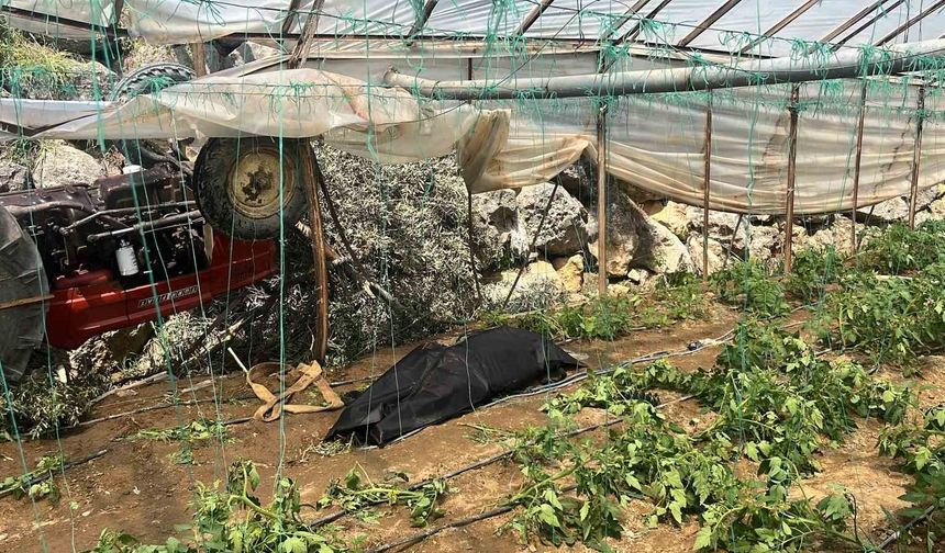 Traktör yol kenarındaki seraya devrildi: 1 ölü