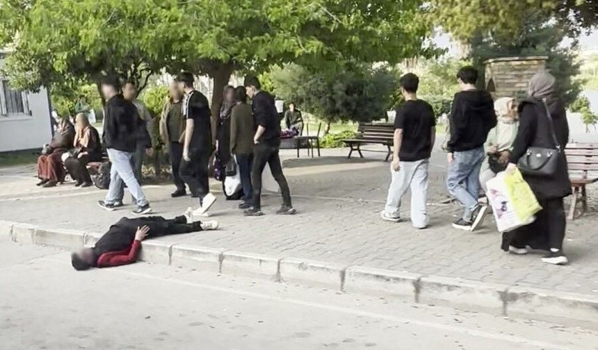 Uyuşturucu bağımlısı durak yanında uyuyakaldı