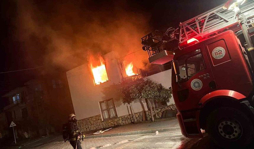 Yanan evde dumandan etkilenen iki çocuk hastaneye kaldırıldı