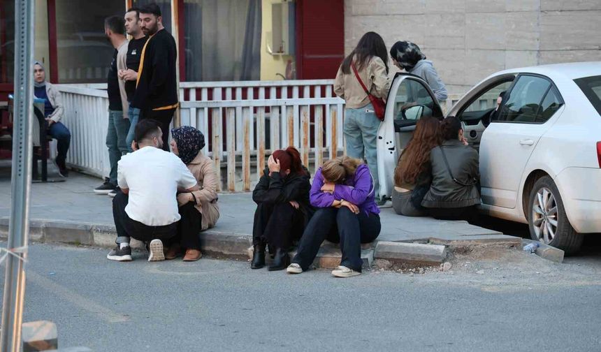 Yaralı öğrencilerin ailelerinin hastane önündeki bekleyişi sürüyor