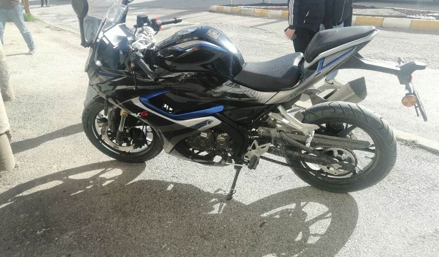 Yola savrulan motosikletin sürücüsü kaskı sayesinde kurtuldu