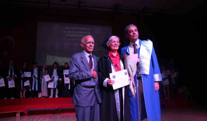 70 yaşında üniversite bitirdi, mezuniyet belgesini profesör oğlu verdi