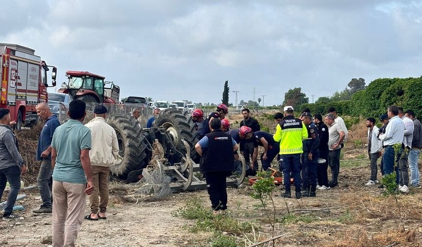 Adana'da devrilen traktörün altında kalan sürücü hayatını kaybetti