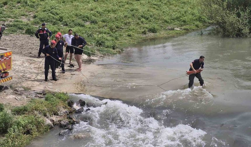 Adana'da Karaçay Nehri'nde mahsur kalan kamyondaki 2 kişi kurtarıldı
