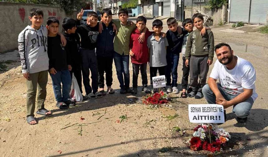 Adana'nın köstebek yuvasına dönen yollarına çiçek diktiler