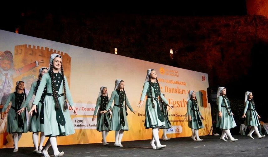 Alanya'da kültürleri buluşturan dans ve müzik şöleni başladı