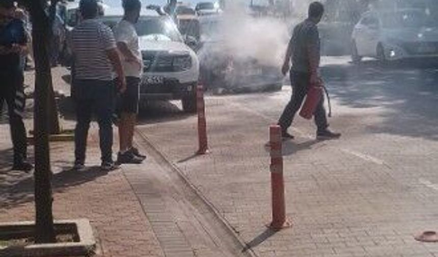 Alanya'da otomobilin motor kısmından dumanlar yükseldi, yangını vatandaş söndürdü
