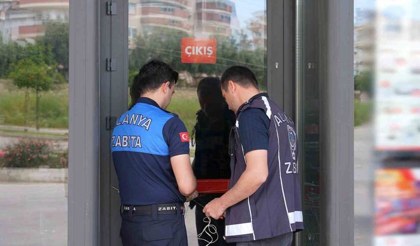 Alanya'da tüketim tarihi geçmiş ürün satan zincir market mühürlendi